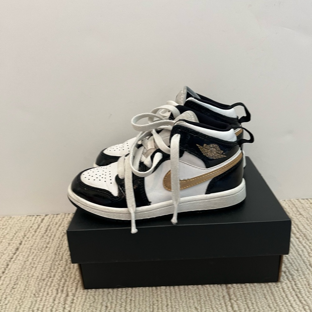 Jordan 1 Mid SE